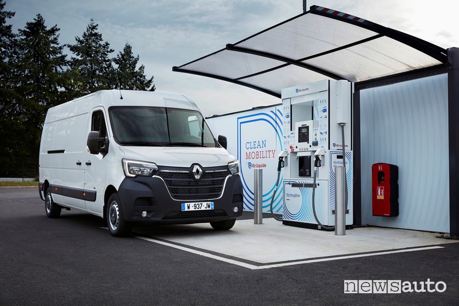 Refueling hydrogen fuel cell van Renault Master ZE Hydrogen