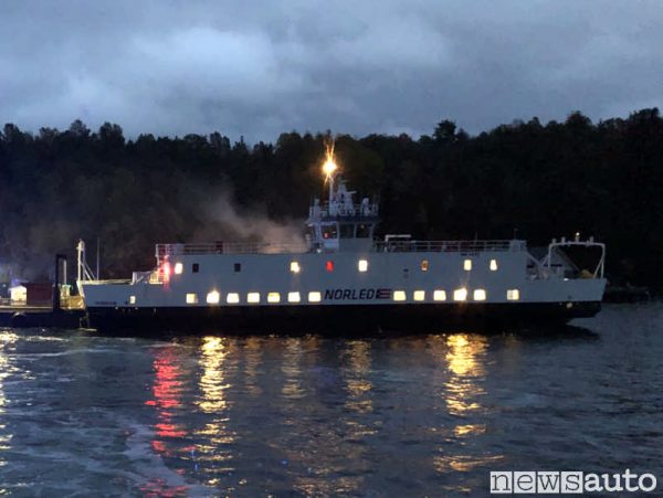 Esplosione sul traghetto elettrico norvegese, colpa delle batterie (grandi)
