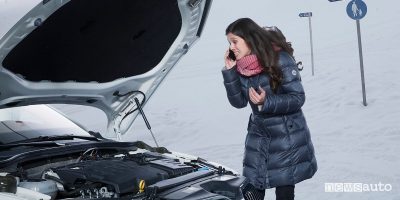 Batteria auto scarica inverno, donna richiede soccorso per telefono