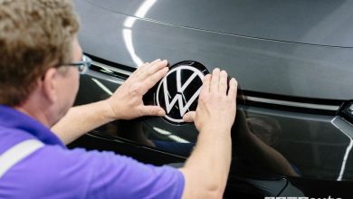 Assemblaggio Logo Volkswagen sul frontale della ID.3 nel sito di Zwickau