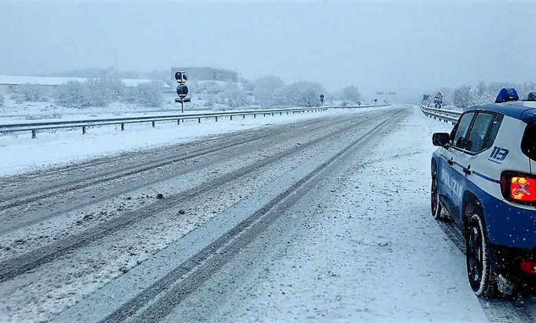 Un tratto di strada in Sardegna completamente innevato