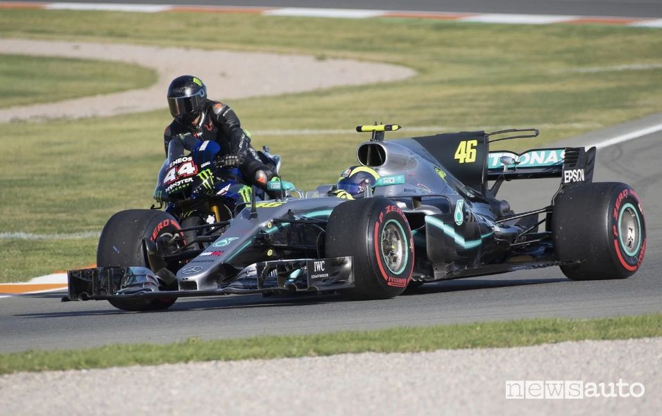 Valentino Rossi scambio in pista con Lewis Hamilton