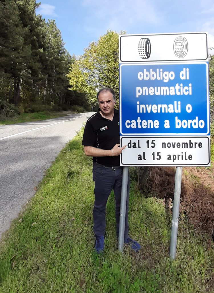 Cartello stradale che indica obbligo dei pneumatici invernali o catene a bordo