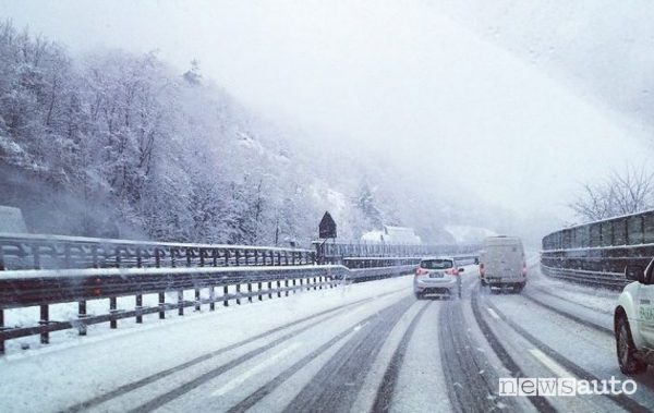 Obbligo catene da neve o pneumatici invernali sulle strade della Liguria