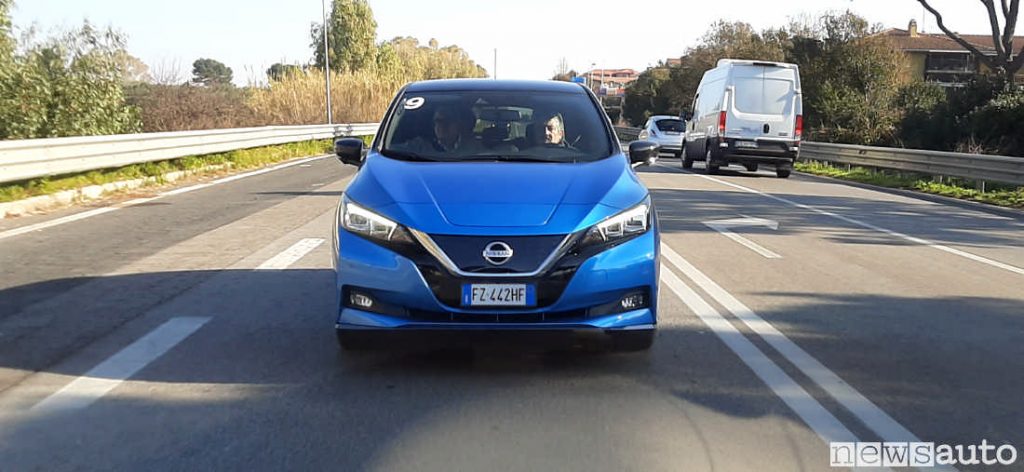 L'autonomia della Nissan Leaf dipende dalla modalità di guida, dal percorso e dalla temperatura. Nissan Leaf su strada