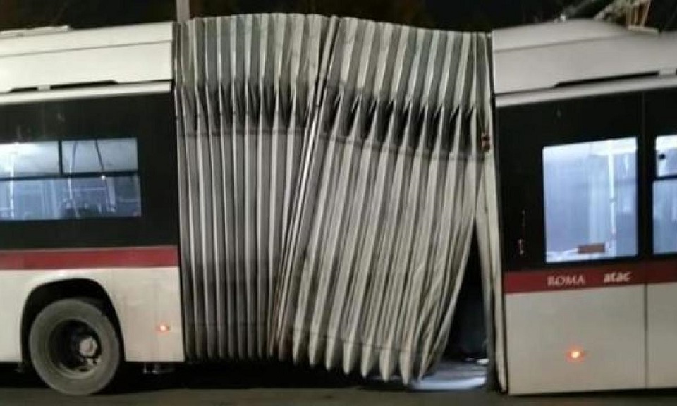 filobus Atac si accartoccia