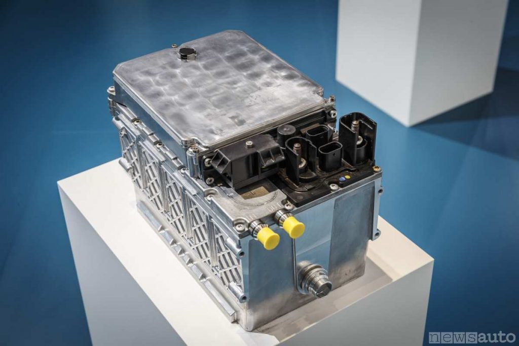 Batteria agli ioni di litio che alimenta il motore elettrico di una auto ibrida