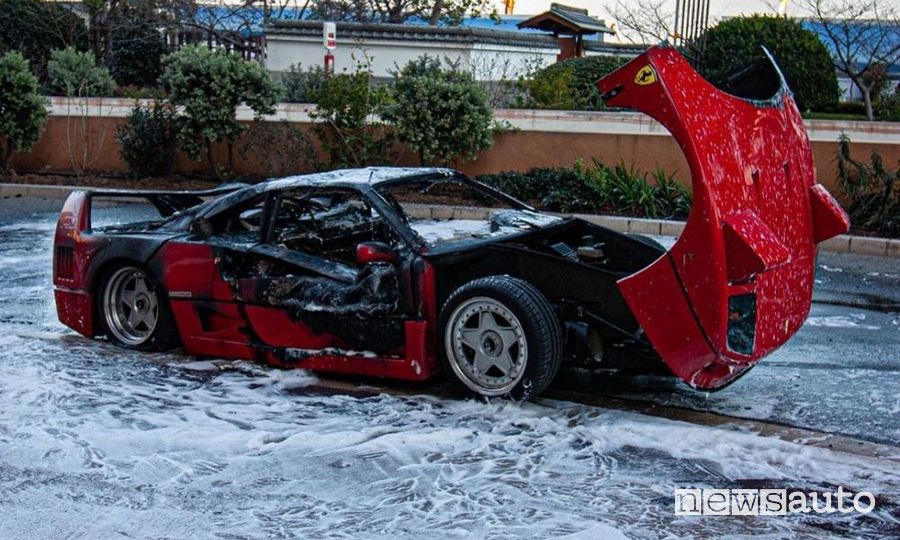 Resti della Ferrari F40 in fiamme a Montercarlo