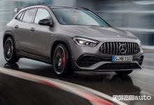 Vista anteriore Mercedes-AMG GLA 45 S 4MATIC + in curva