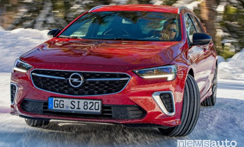 Opel Insignia GSi Sports Tourer 2020 in azione sulla neve