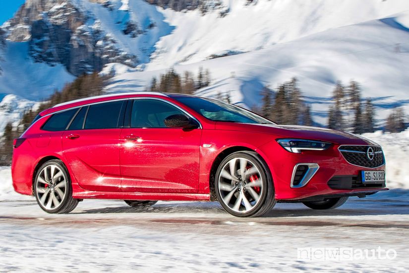 Opel Insignia GSi Sports Tourer 2020 in azione sulla neve