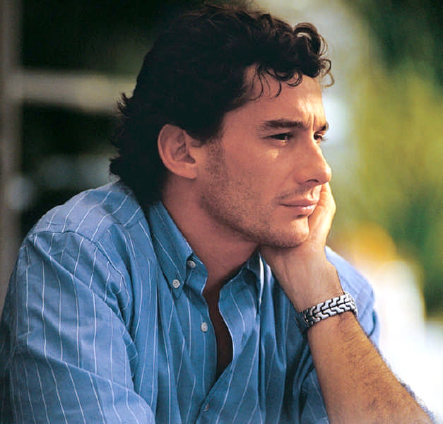 Ayrton Senna un primo piano che lo ritrae in un momento di riflessione