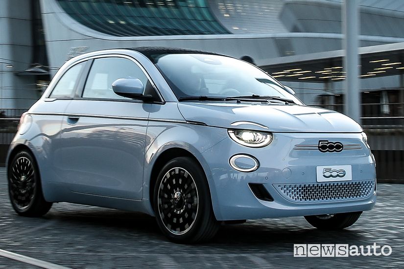 Vista di profilo Fiat 500 elettrica cabrio La Prima