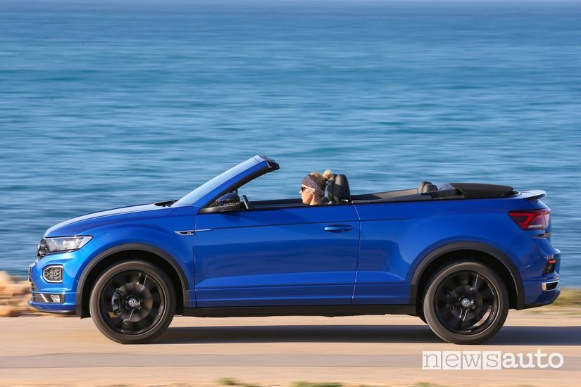 Volkswagen T-Roc Cabriolet R-Line capote aperta in movimento