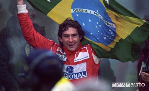 Ayrton Senna festeggia il Mondiale con la bandiera brasiliana