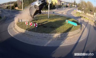 Auto vola ad una rotonda