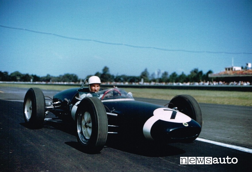 Sir Stirling Moss alla guida della sua Lotus 18 Climax con cui correva l'anno 1962
