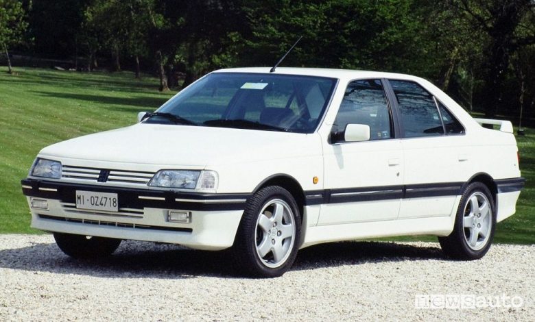 Vista di profilo Peugeot 405 T16 bianca
