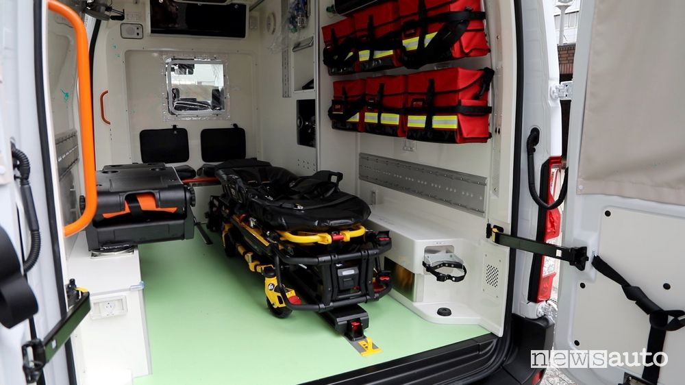 Ambulanza elettrica Nissan NV400 barella elettrica