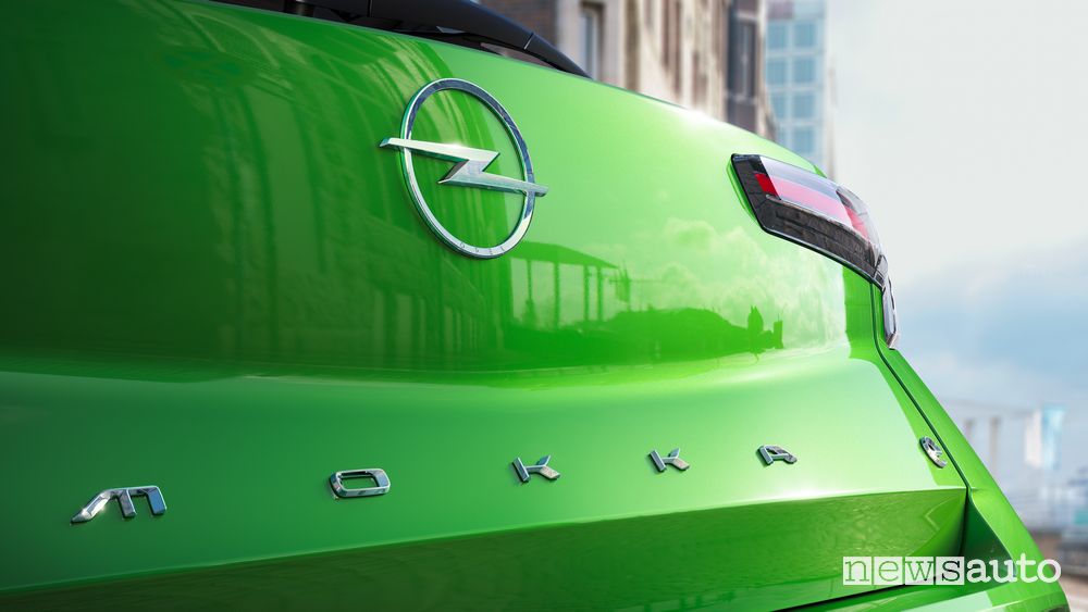 Logo e scritta sul portellone posteriore del nuovo Opel Mokka-e elettrico