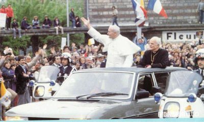 Papa Giovanni Paolo II sulla Papamobile Peugeot 604 Limousine