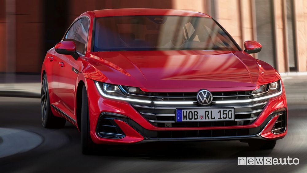 Vista anteriore Volkswagen Arteon R-Line inserimento in curva