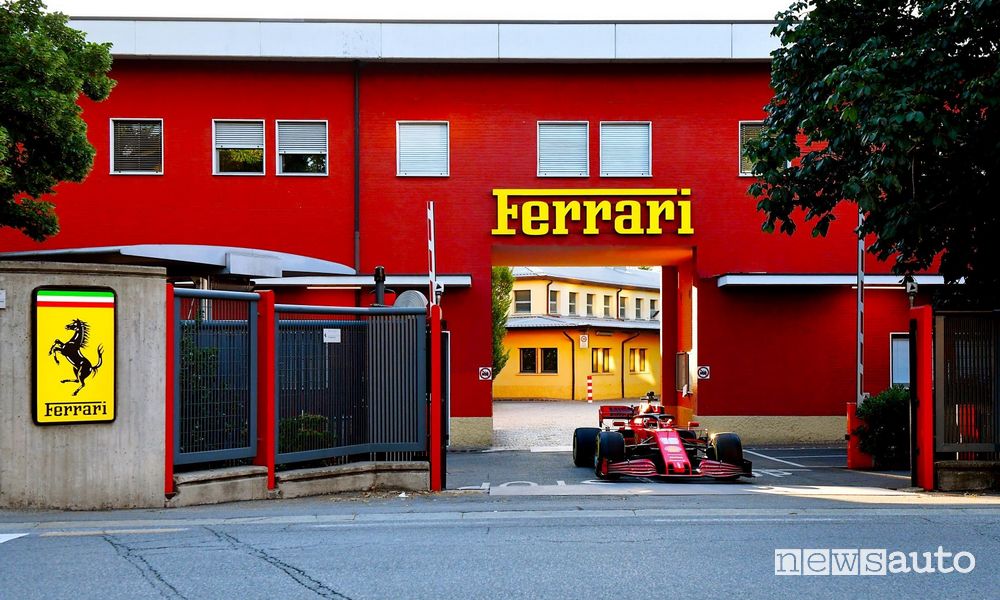 Leclerc a Maranello, in giro per la città con la Ferrari SF1000 F1