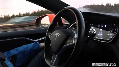 Autopilot Tesla guida autonoma