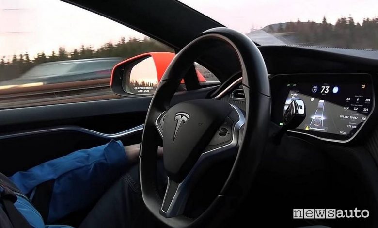 Autopilot Tesla guida autonoma