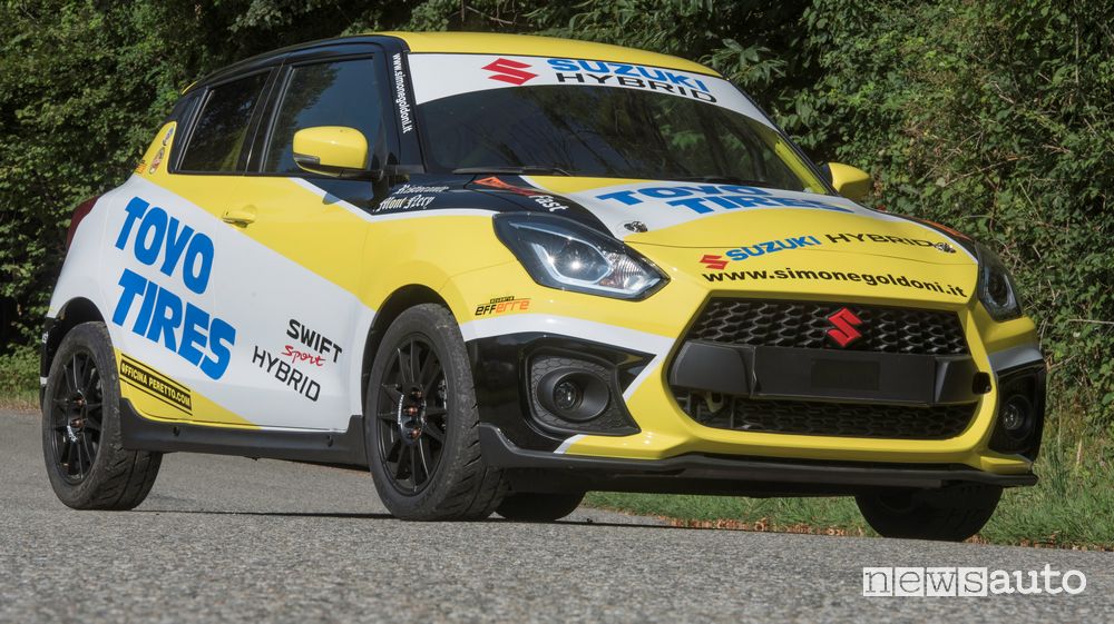 Vista di profilo Suzuki Swift Sport Hybrid R1