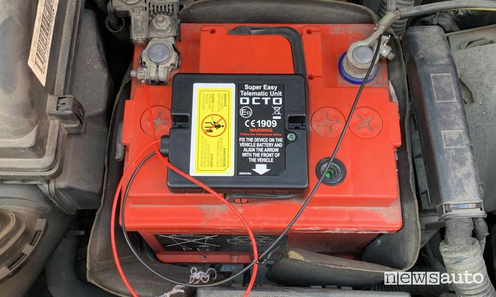 una scatola nera della OCTO Telematic montata sopra la batteria dei servizi da 12 Volt