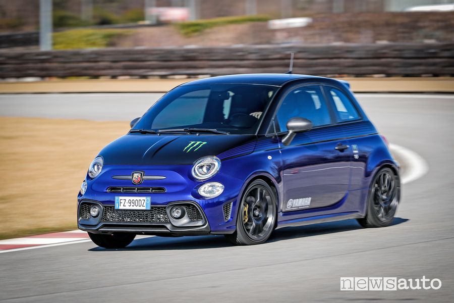 Vista di profilo Abarth 595 Monster Energy Yamaha