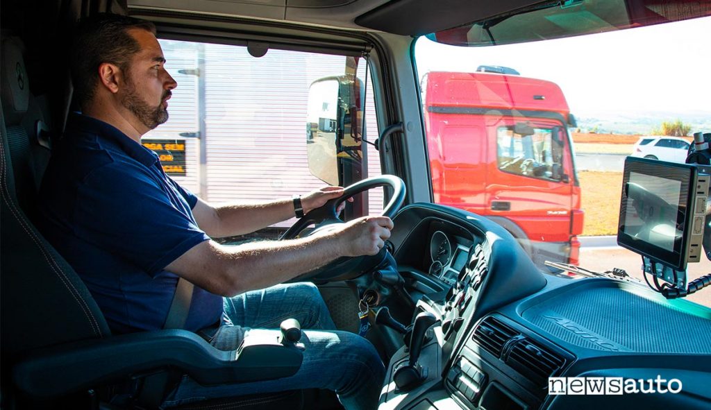 Autotrasportatore alla guida di un camion