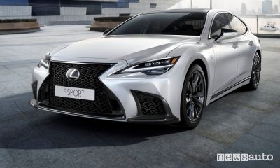 Vista di profilo Lexus LS F Sport