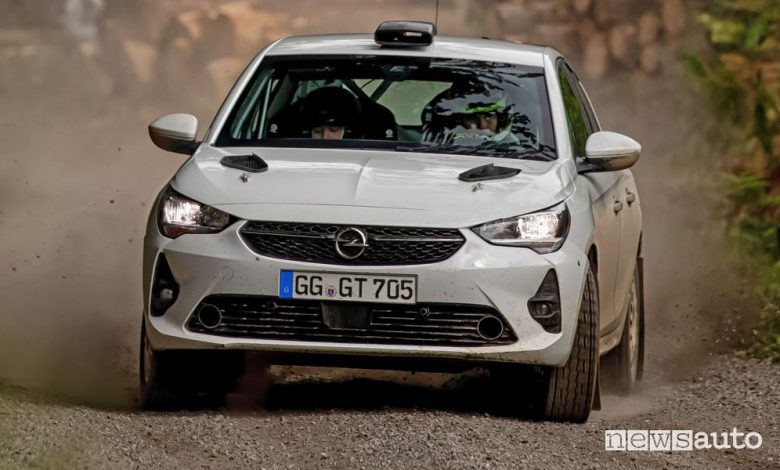 Vista frontale Opel Corsa Rally4 sullo sterrato