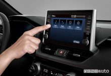 Touch screen infotainment da 9” abitacolo Suzuki Across ibrido plug-in