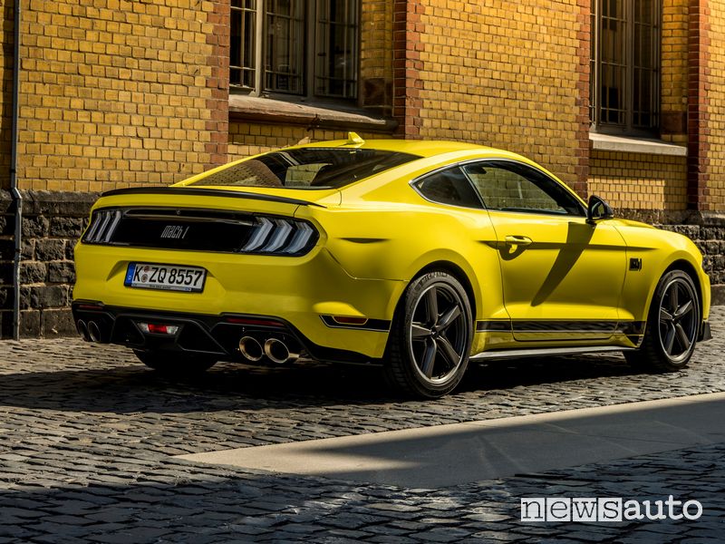 Vista posteriore Ford Mustang Mach 1 Grabber Yellow
