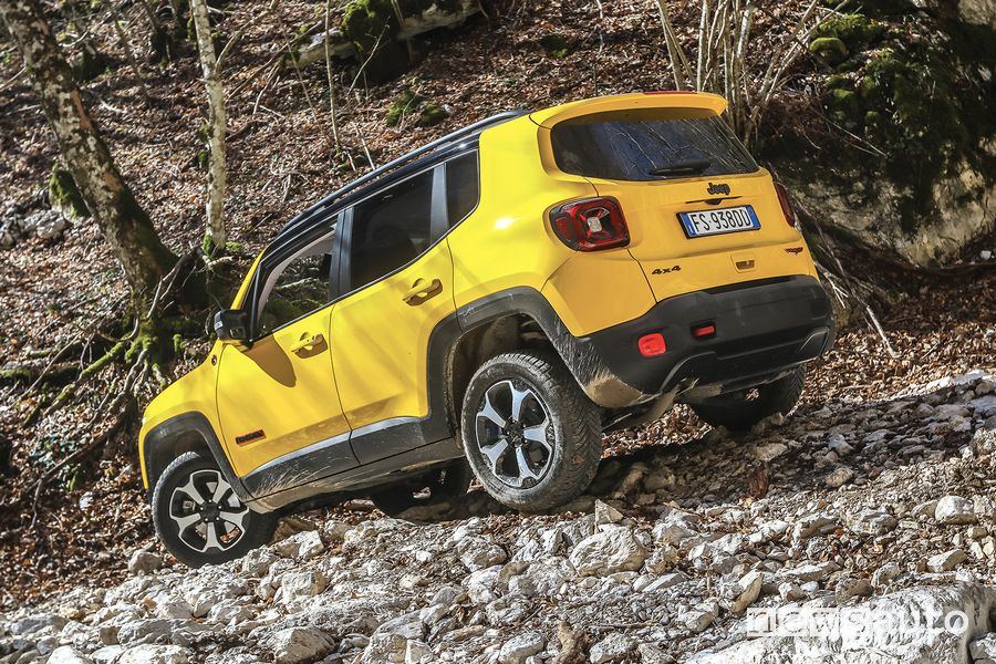 Vista posteriore Jeep Renegade Trailhawk in off road sulle pietre
