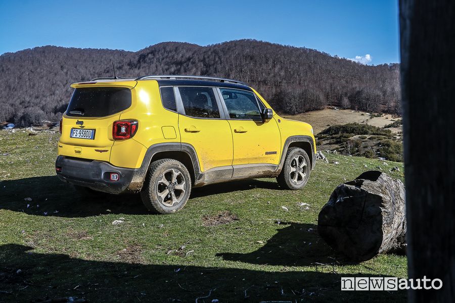Vista posteriore Jeep Renegade Trailhawk Monti Simbruini in fuoristrada