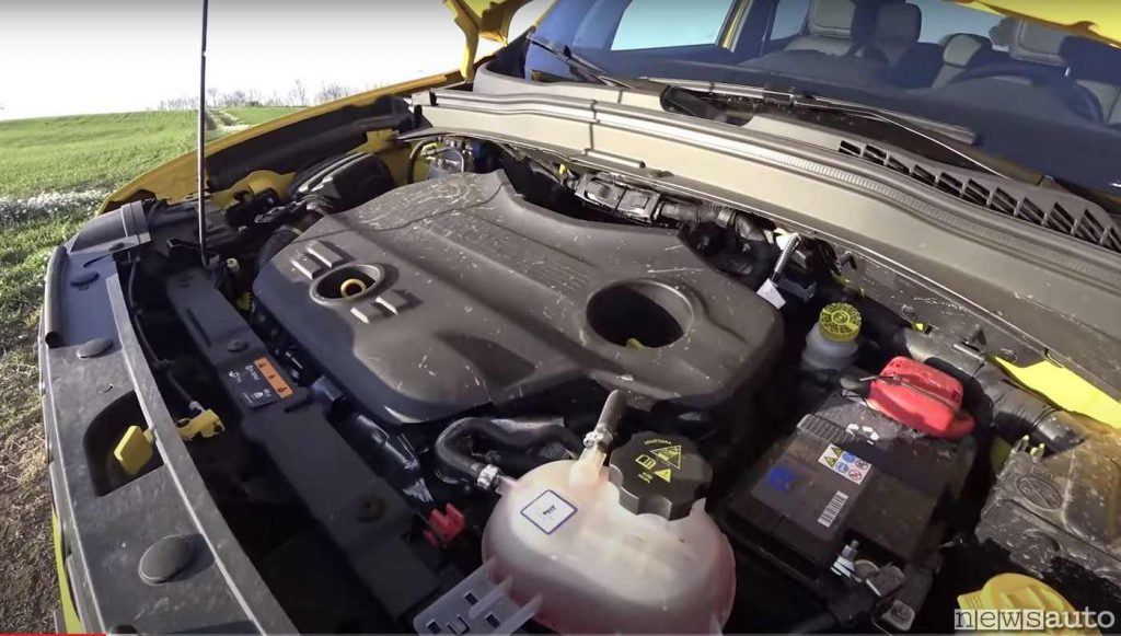 Motore MultiJet II turbodisel 170 cv nel vano motore della Jeep Renegade