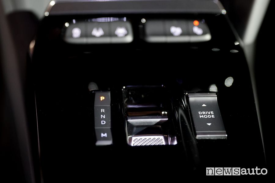 Tasto Drive Mode, selettore cambio abitacolo nuova Opel Mokka