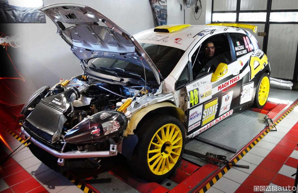 Fiat Punto, auto da corsa preparata per le gare, prova potenza al banco a rulli (DMP Motors)