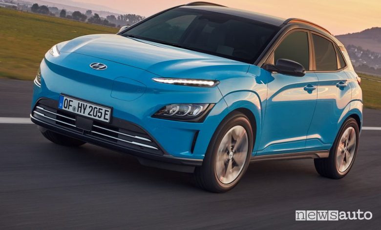 Vista di profilo nuova Hyundai Kona Electric su strada