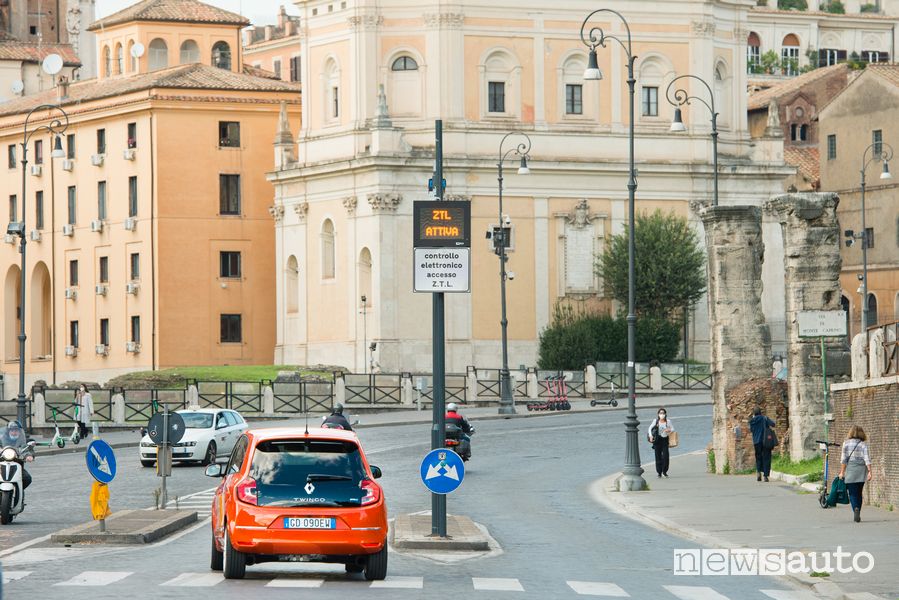 Renault Twingo Electric serie speciale Vibes a Roma ingresso nella ZTL