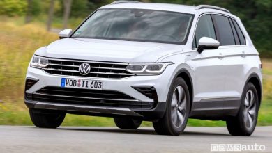 Vista di profilo Volkswagen Tiguan eHybrid su strada