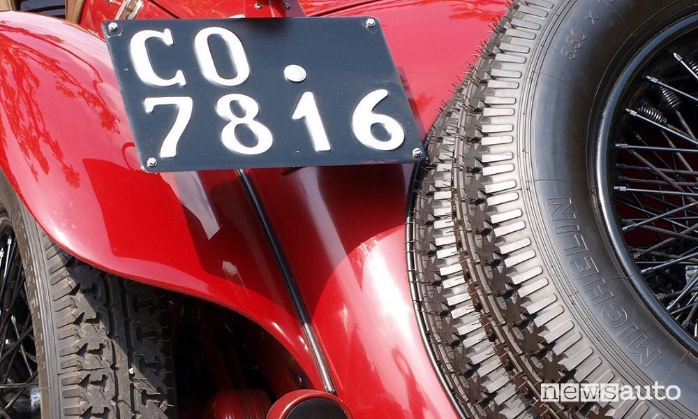 Auto storiche, come richiedere le targa e libretto originale