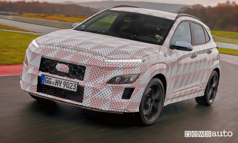 Vista di profilo prototipo Hyundai Kona N in pista