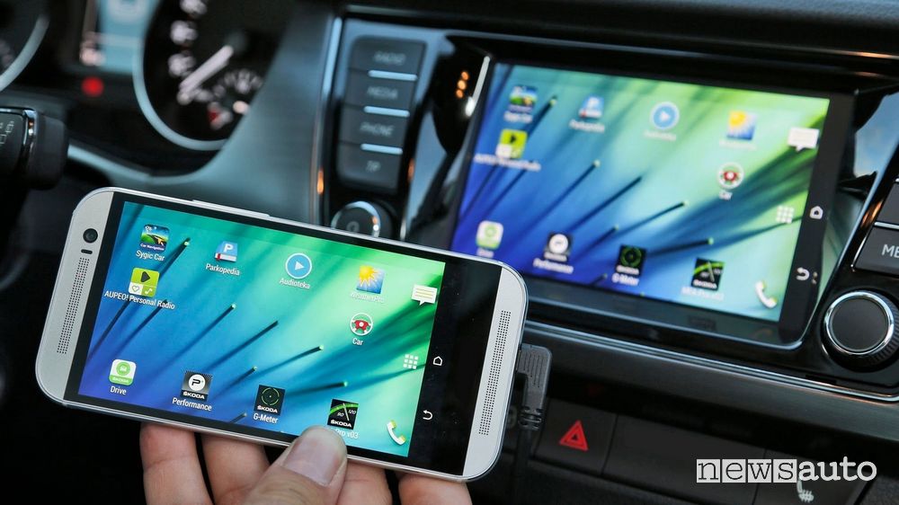 Collegamento smartphone auto dotata di Bluetooth