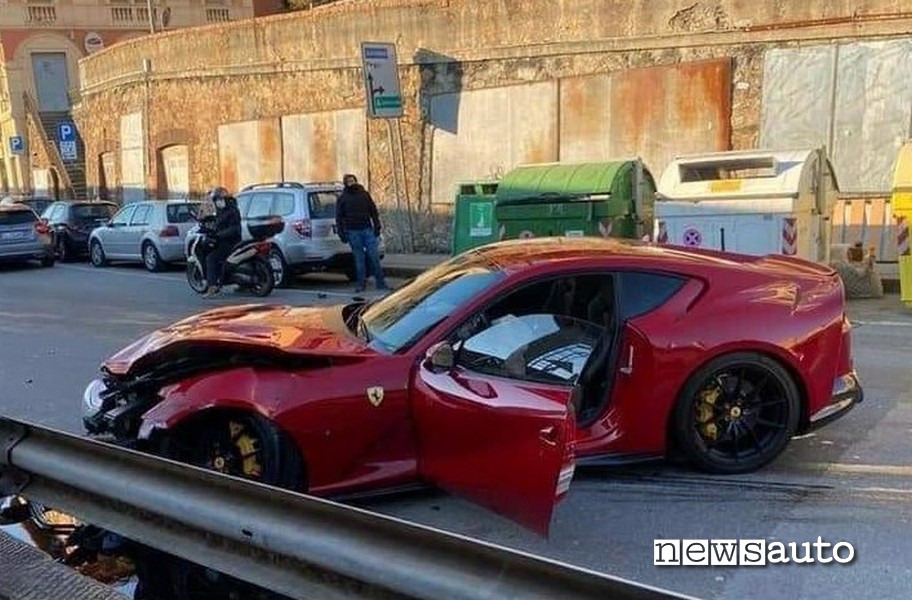 Muso distrutto della Ferrari 812 Superfast di Federico Marchetti incidentata dall'addetto dell'autolavaggio