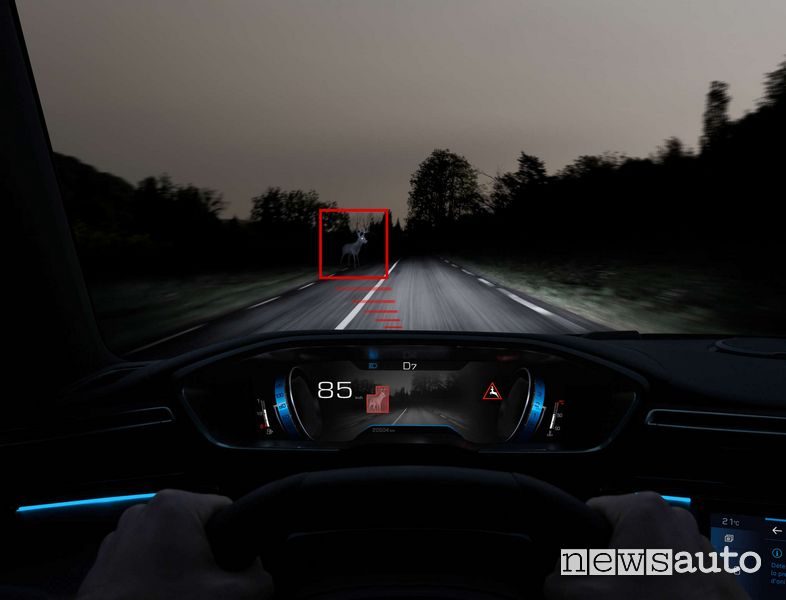 Il Night Vision rileva ostacoli fino a 200 metri e li proietta sul Peugeot i-Cockpit